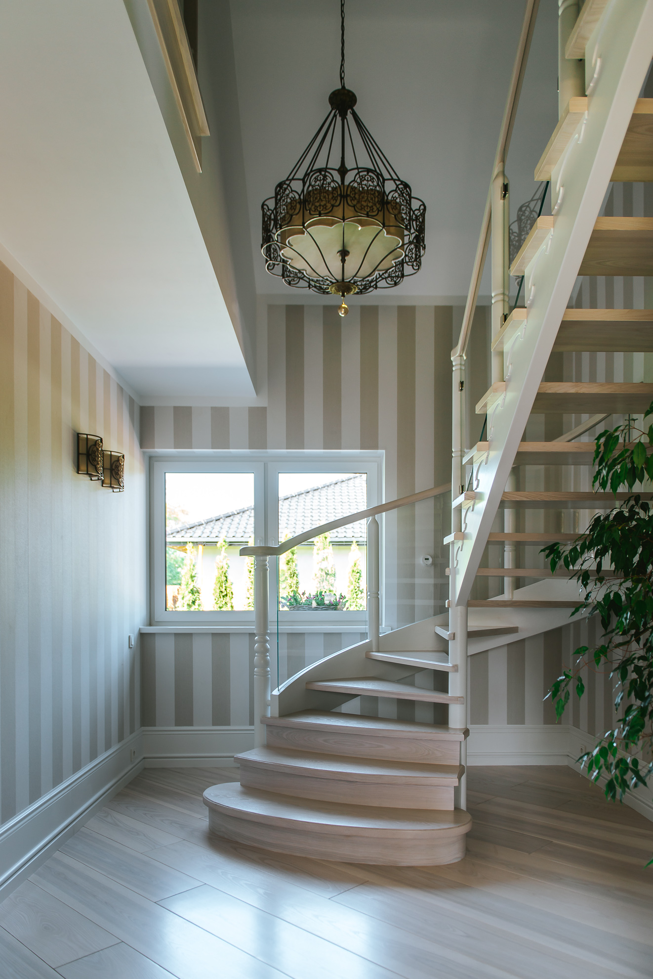 Schody kręcone — widok całościowy z holu